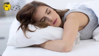 هل وضعك في النوم يسبب تجاعيد الجلد؟