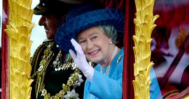لماذا كانت الملكة اليزابيث ترتدى قفازا أثناء التصوير؟