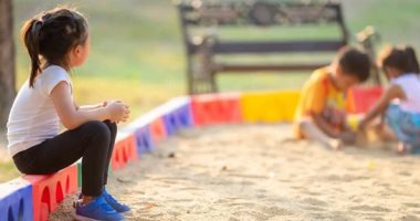 اليوم العالمي للطفل الإنطوائي.. 6 نصائح تساعده وتعالج أخطاء الآباء